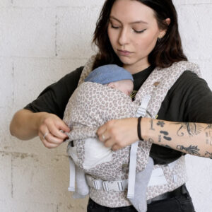 Porte-bébé PhysioCarrier 2 Leopard - Édition limitée - Fenêtre d'aération 0-36m