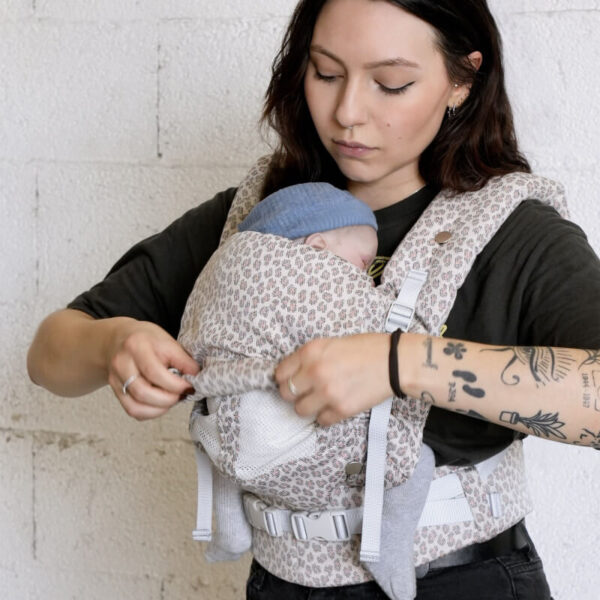 Porte-bébé PhysioCarrier 2 Leopard - Édition limitée - Fenêtre d'aération 0-36m